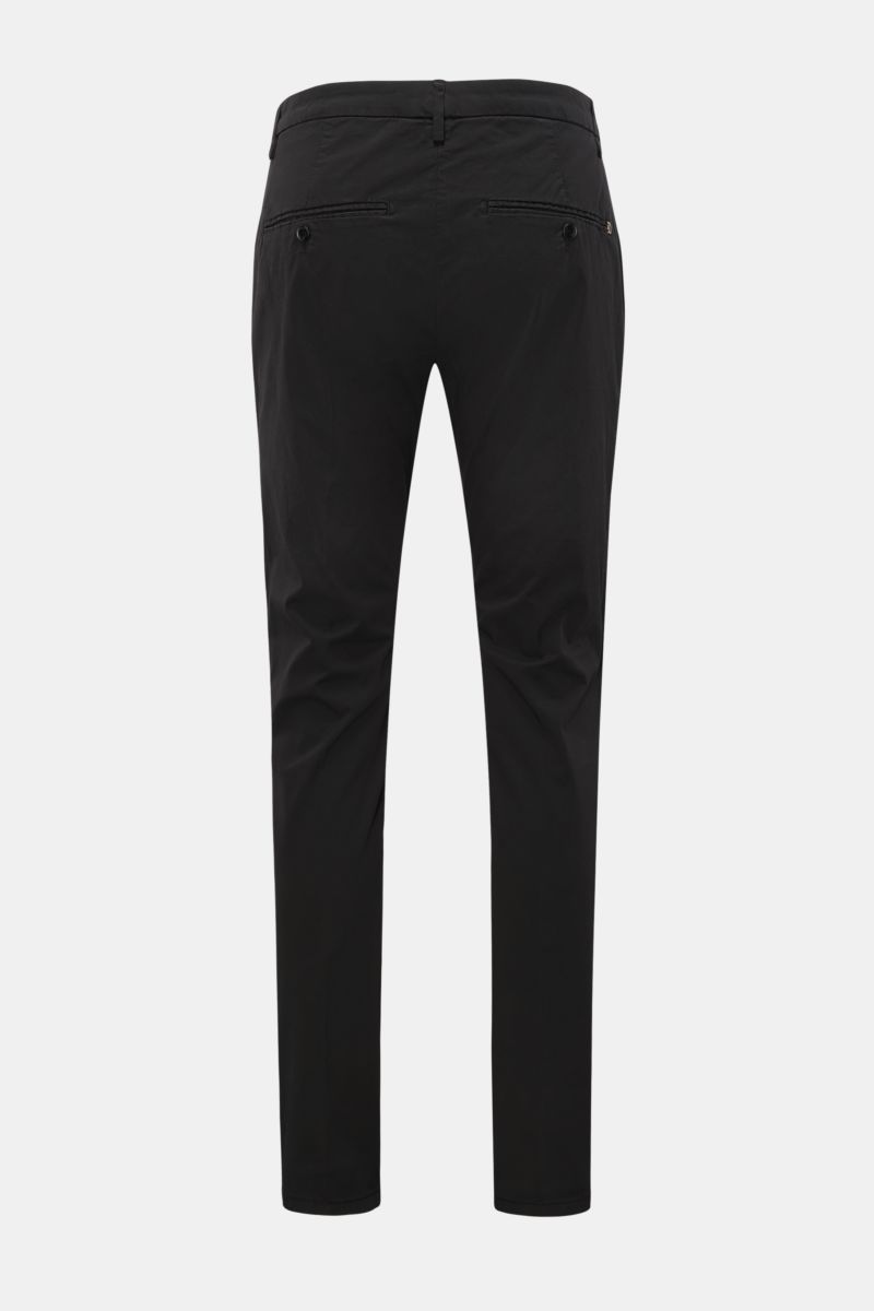 Dondup Chino 'Gaubert' schwarz, Rückansicht, Slim Fit Baumwollhose mit garment dyed Finish, Metall-Initial, schmal geschnittene Wade, französische Taschen.