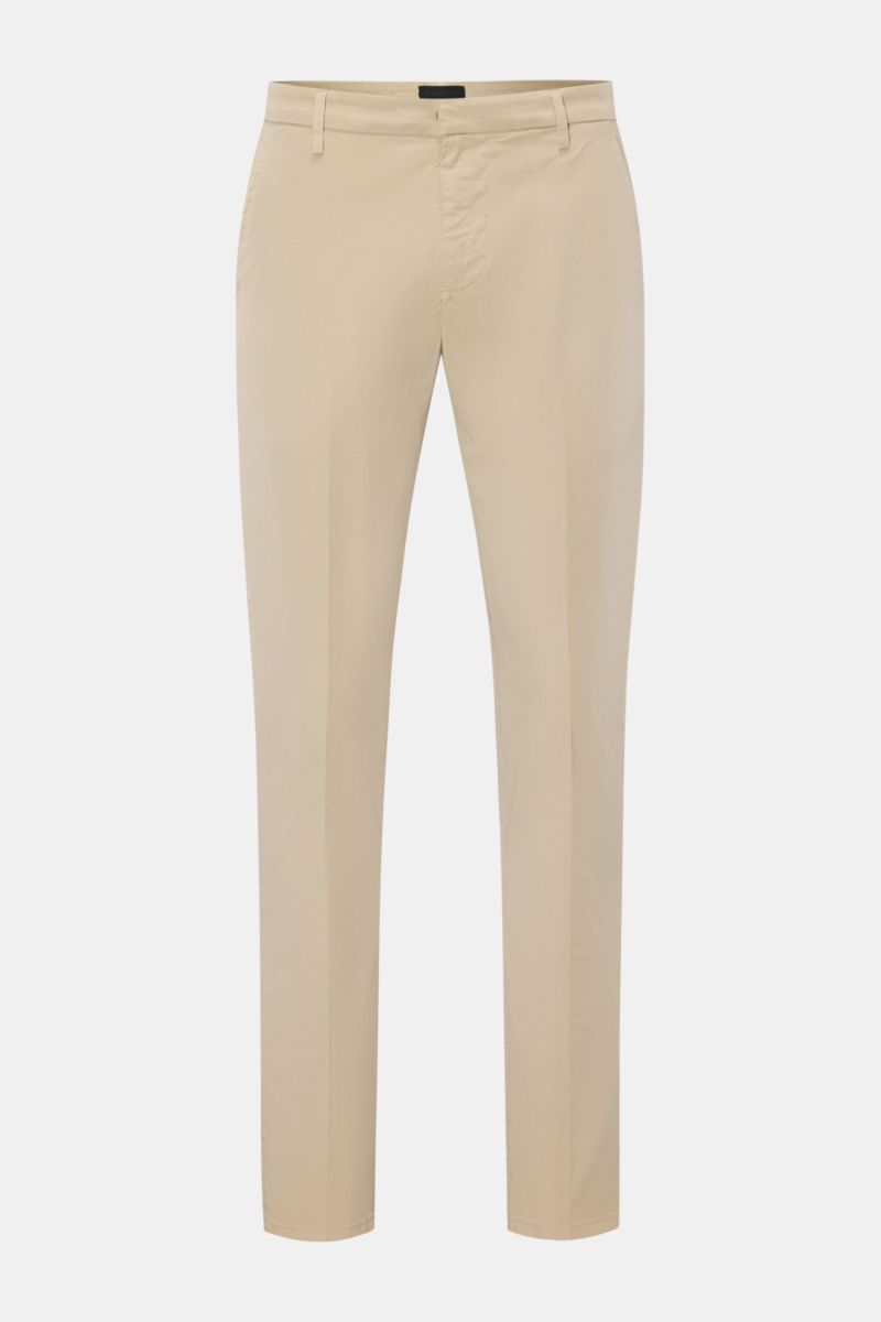 Dondup Chino 'Gaubert' beige, frontal fotografiert, Slim Fit, leicht elastische Baumwolle, garment dyed, französische Taschen, Metall-Initial.
