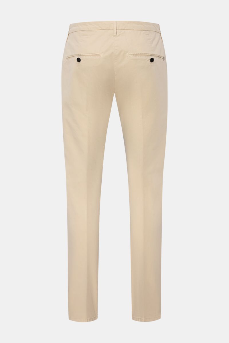 Dondup Chino 'Gaubert' beige, Rückansicht, slim fit Baumwollhose mit schmaler Wade, garment dyed, französische Taschen, Metall-Initial, weicher Griff.