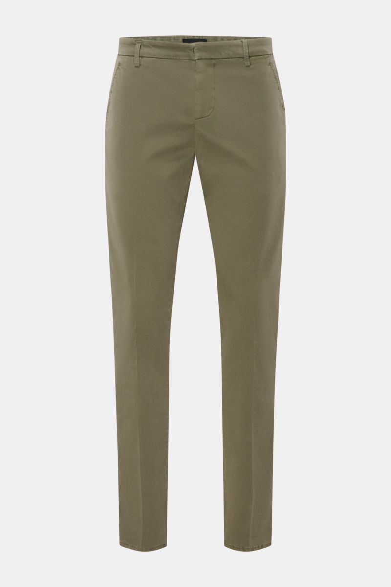 Dondup Chino 'Gaubert' oliv, frontale Ansicht, slim Fit, schmal geschnittene Wade, leicht elastische Baumwolle, garment dyed, Metall-Initial sichtbar.