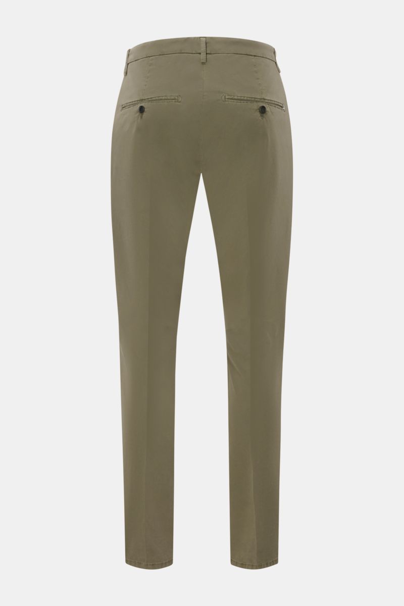 Dondup Chino 'Gaubert' oliv von hinten, slim fit, leicht elastische Baumwolle, garment dyed, französische Taschen, Metall-Initial, schmal geschnitten.
