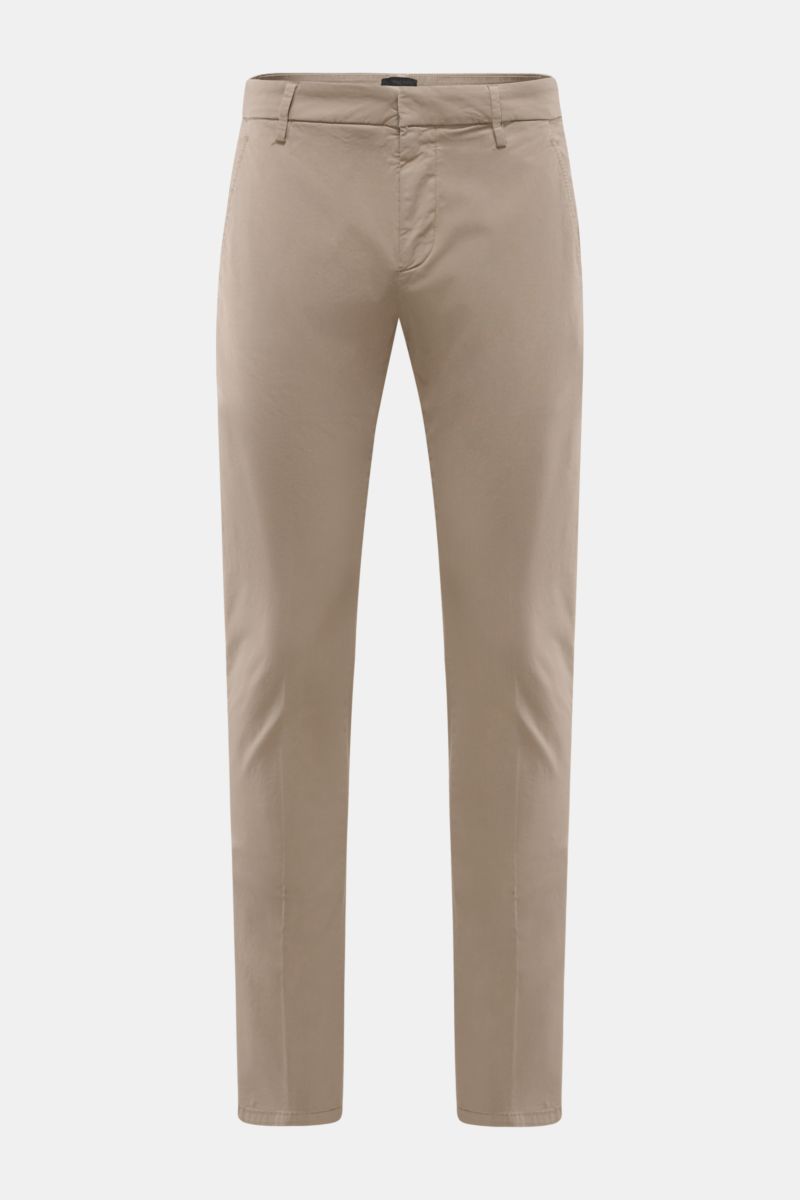 Dondup Chino 'Gaubert' taupe, frontale Ansicht, Slim Fit aus leicht elastischer Baumwolle mit französischen Taschen, Reißverschluss, Metall-Initial.