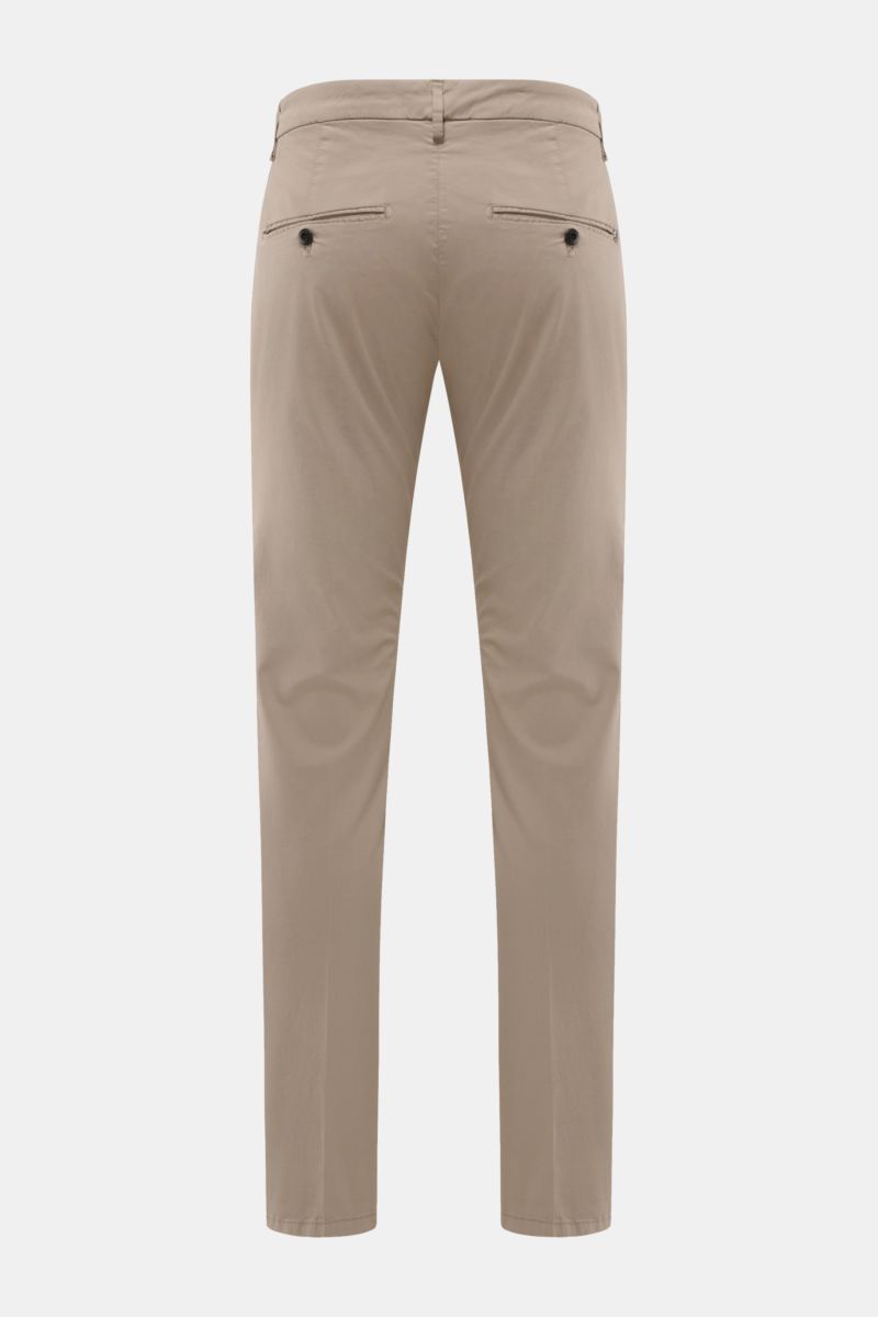 Dondup Chino 'Gaubert' taupe Rückansicht, slim fit, garment dyed Baumwolle, weicher Griff, französische Taschen, Metall-Initial, schmal geschnittene Wade.