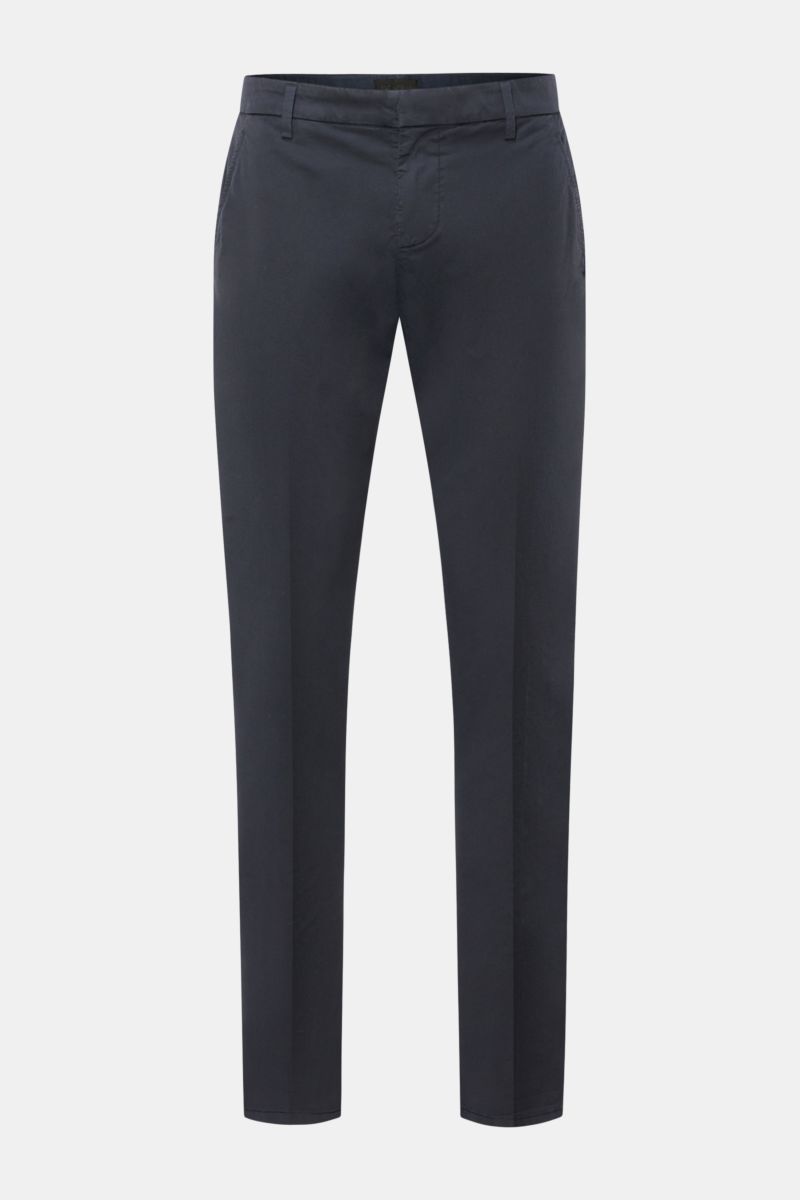 Dondup Chino 'Gaubert' navy, frontal fotografiert, Slim Fit aus leicht elastischer Baumwolle mit weichem Griff, garment dyed, französische Taschen, Metall-Initial.