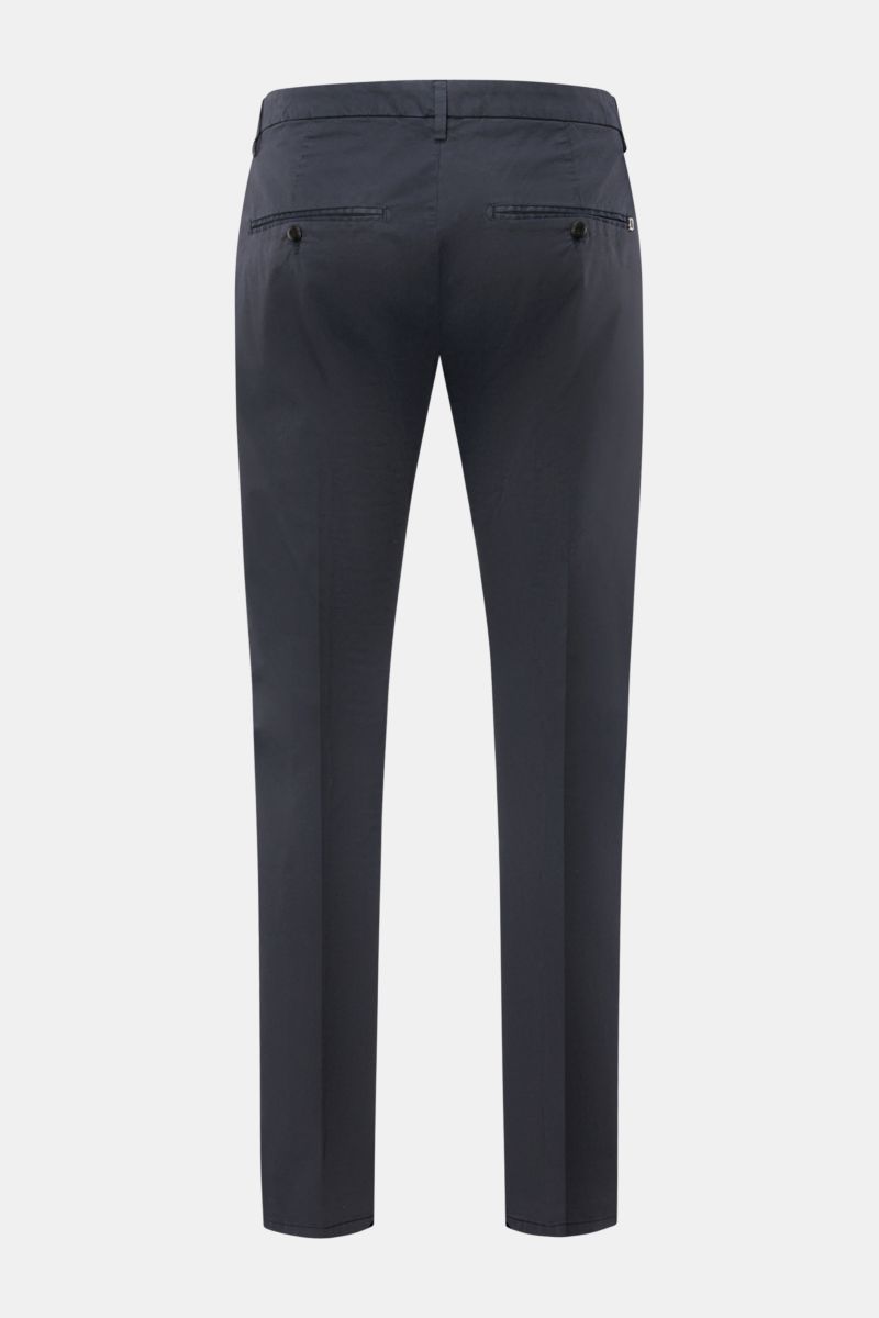 Dondup Chino 'Gaubert' navy, Rückansicht, slim fit Baumwollhose mit schmaler Wade, garment dyed, Metall-Initial, französische und Gesäßtaschen.