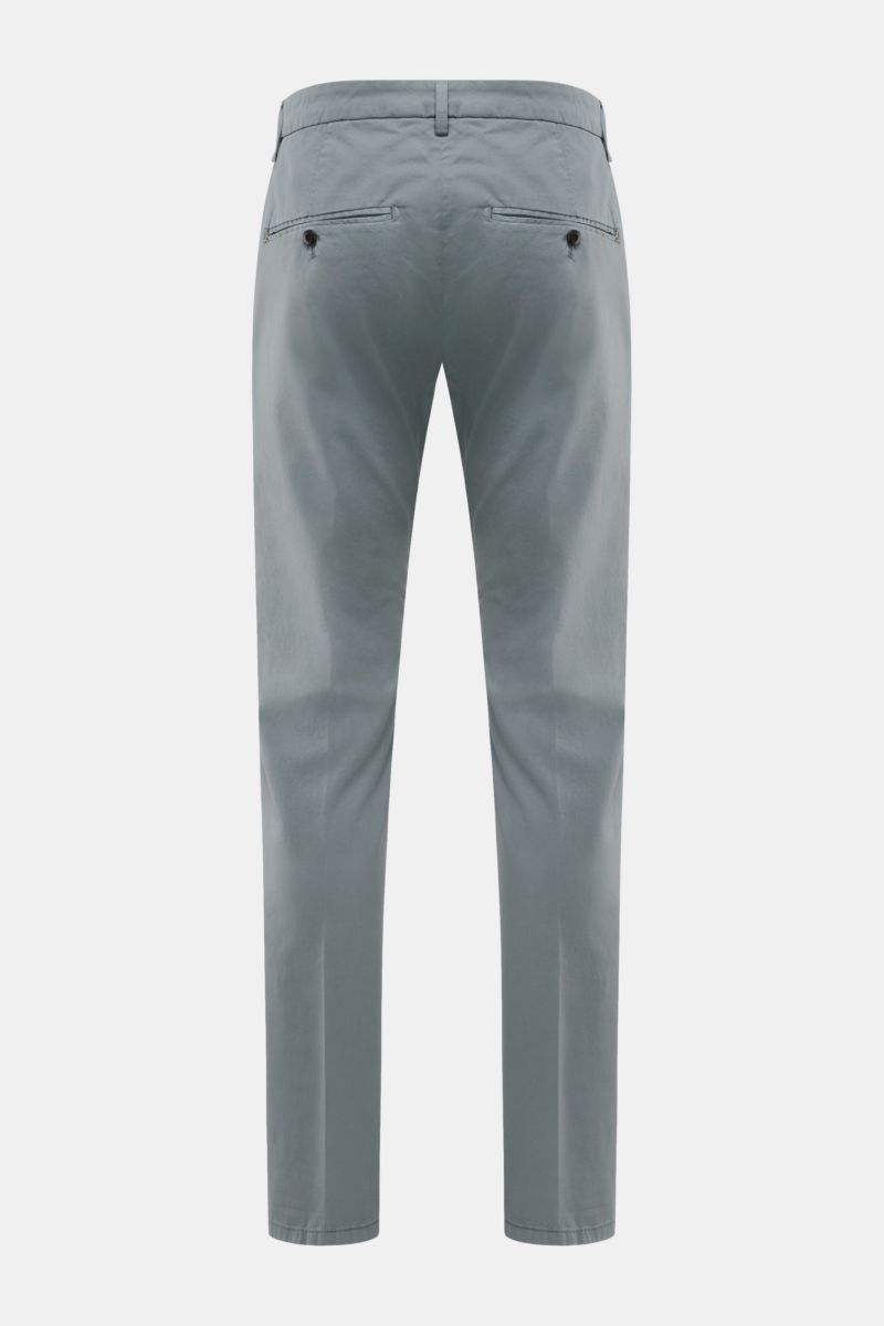 Dondup Chino 'Gaubert' graublau, Rückansicht, slim fit, schmal geschnittene Wade, garment dyed Baumwolle, Taschen mit Knopf, Metall-Initial.