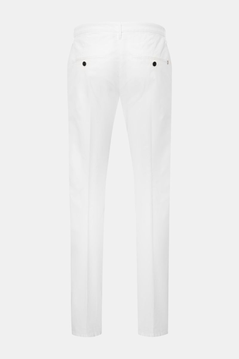 Dondup Chino 'Gaubert' weiß, Rückansicht, slim Fit Baumwollhose mit leicht elastischem Stoff, französischen Taschen, Knopf-Gesäßtaschen, Metall-Initial.