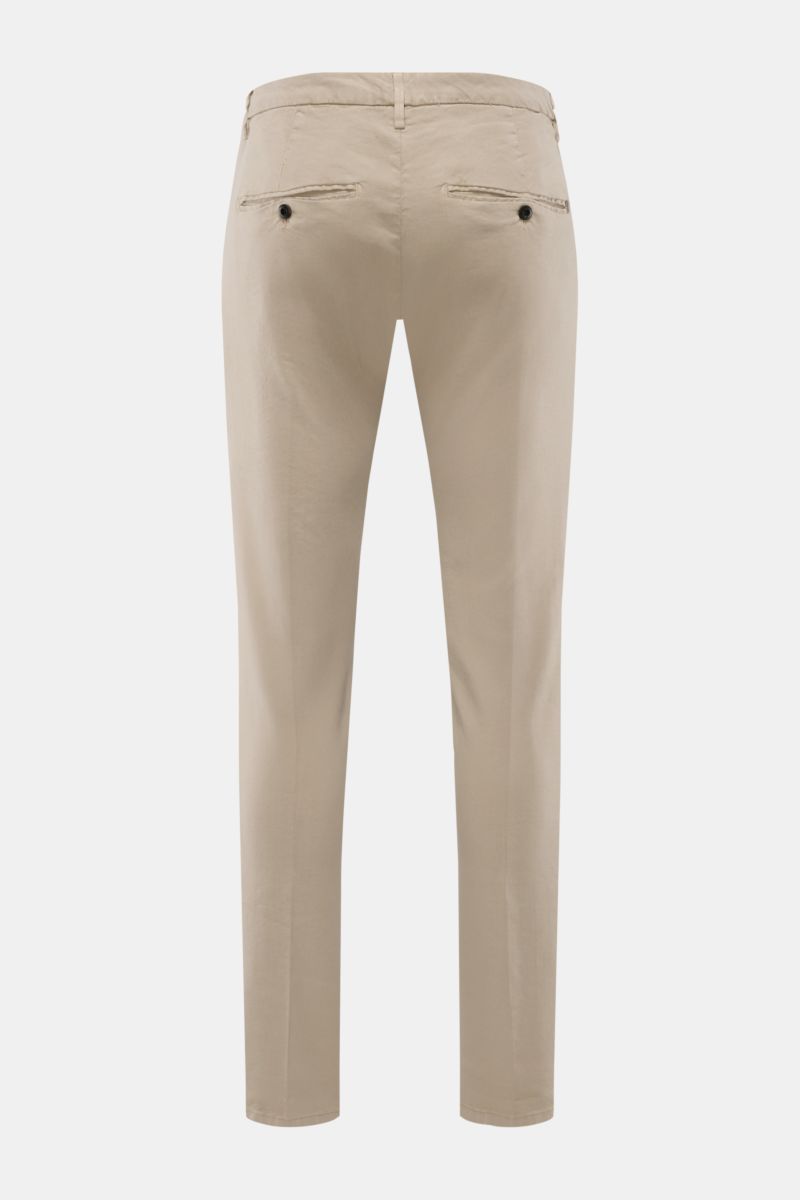 Rear view of Dondup Hose 'Gaubert' beige, slim fit cotton blend pants with elastic quality, soft texture, garment dyed, French and buttoned back pockets, zipper and waistband button.

Description: Smart Casual mit Komfort: Die Hose 'Gaubert' von DONDUP