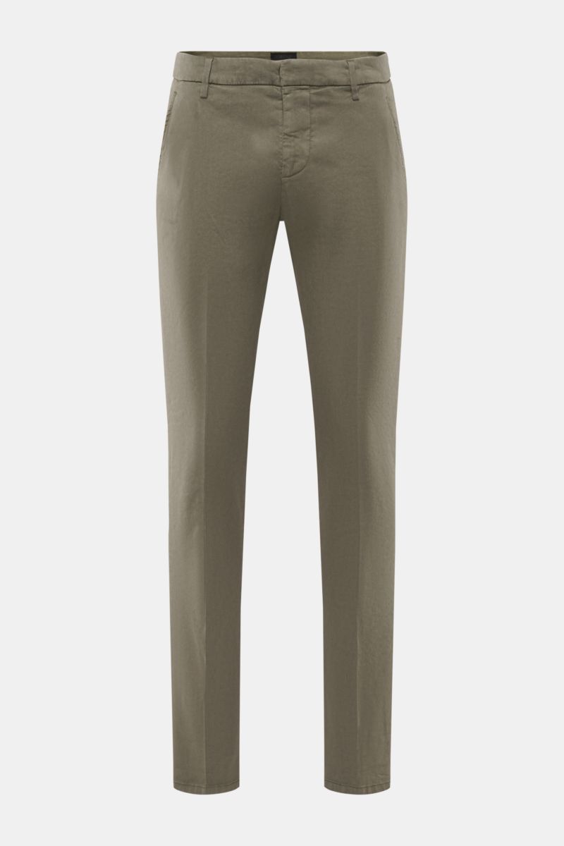 Front view of Dondup Hose 'Gaubert' khaki pants in slim fit with a narrow calf, made of linen and lyocell blend, garment dyed with soft, elastic quality for smart casual comfort. Smart Casual mit Komfort: Die Hose 'Gaubert' von DONDUP kombiniert klare 