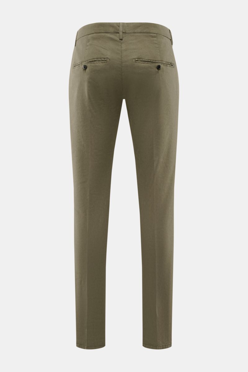 Rear view of Dondup Hose 'Gaubert' khaki slim fit pants with garment-dyed linen-lyocell blend, elastic quality, and buttoned back pockets. 

Description: Smart Casual mit Komfort: Die Hose 'Gaubert' von DONDUP kombiniert klare Schnittführung mit elasti