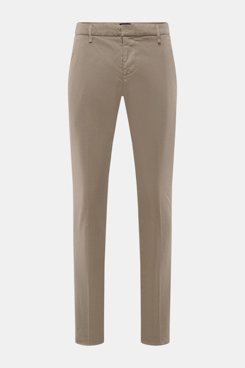 Front view of Dondup Hose 'Gaubert' taupe, slim fit cotton-linen pants with elastic quality, soft feel, garment dyed, zipper, button, and pockets.  
Smart Casual mit Komfort: Die Hose 'Gaubert' von DONDUP kombiniert klare Schnittführung mit elastischer