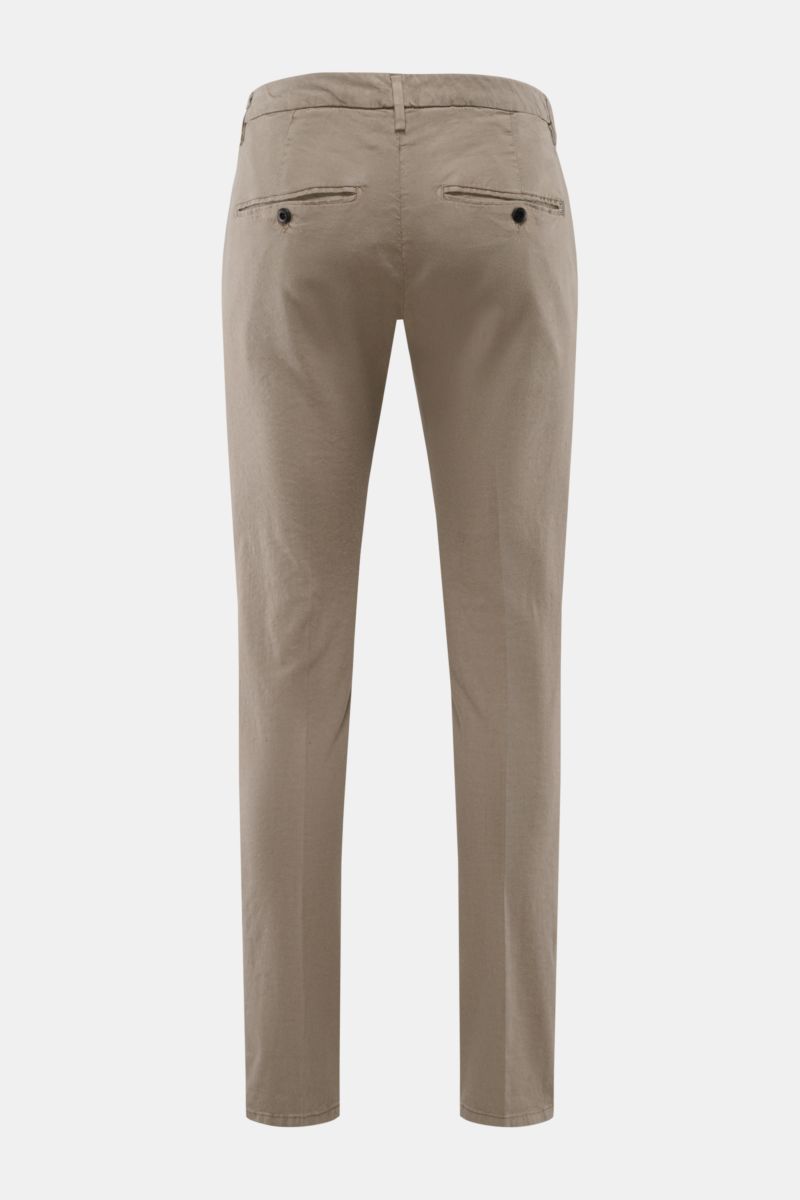Rear view of Dondup Hose 'Gaubert' taupe slim fit pants with elastic linen-lyocell blend, garment dyed, buttoned back pockets, and metal initials.

Description:
Smart Casual mit Komfort: Die Hose 'Gaubert' von DONDUP kombiniert klare Schnittführung mit