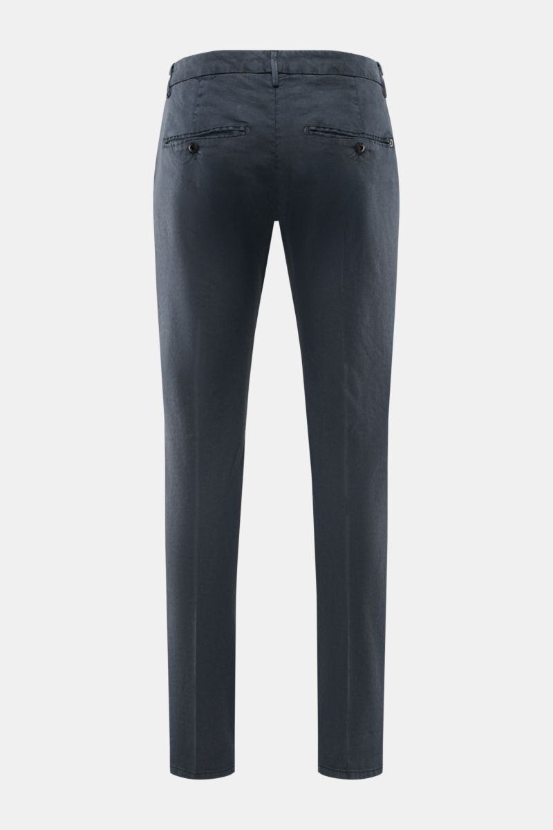 Dondup Hose 'Gaubert' navy shown from the back, slim fit linen and lyocell blend with elastic, soft touch, garment dyed, narrow calf, zipper, button, French pockets, buttoned back pockets, metal initials. Smart Casual mit Komfort: Die Hose 'Gaubert' von D