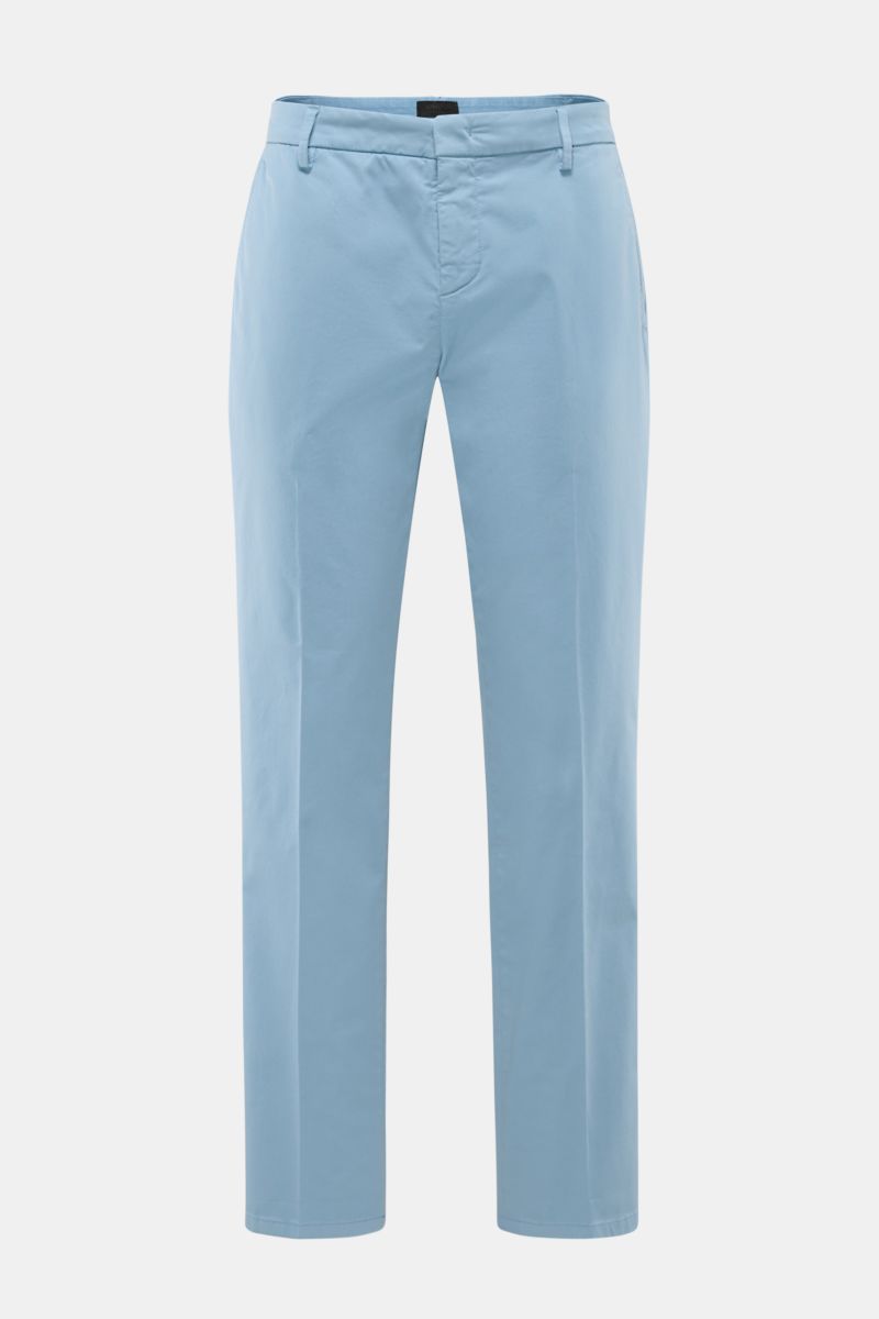 Dondup Baumwollhose 'Gaubert' hellblau, Slim Fit, schmal geschnitten, elastische Baumwolle, frontal fotografiert mit Reißverschluss, Taschen und Metall-Initial.