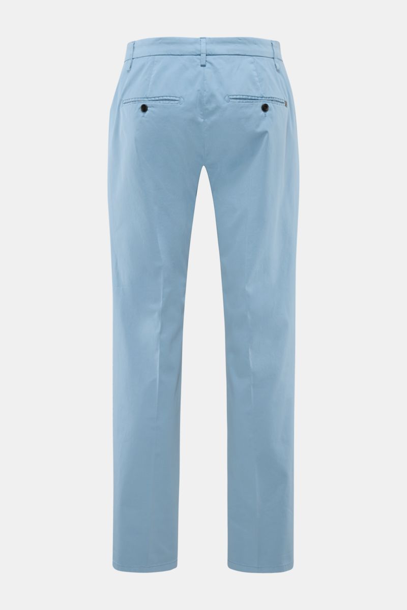 Dondup Baumwollhose 'Gaubert' hellblau, slim fit, schmal geschnittene Wade, aus elastischer Baumwolle, Rückansicht mit französischen Taschen, Metall-Initial.