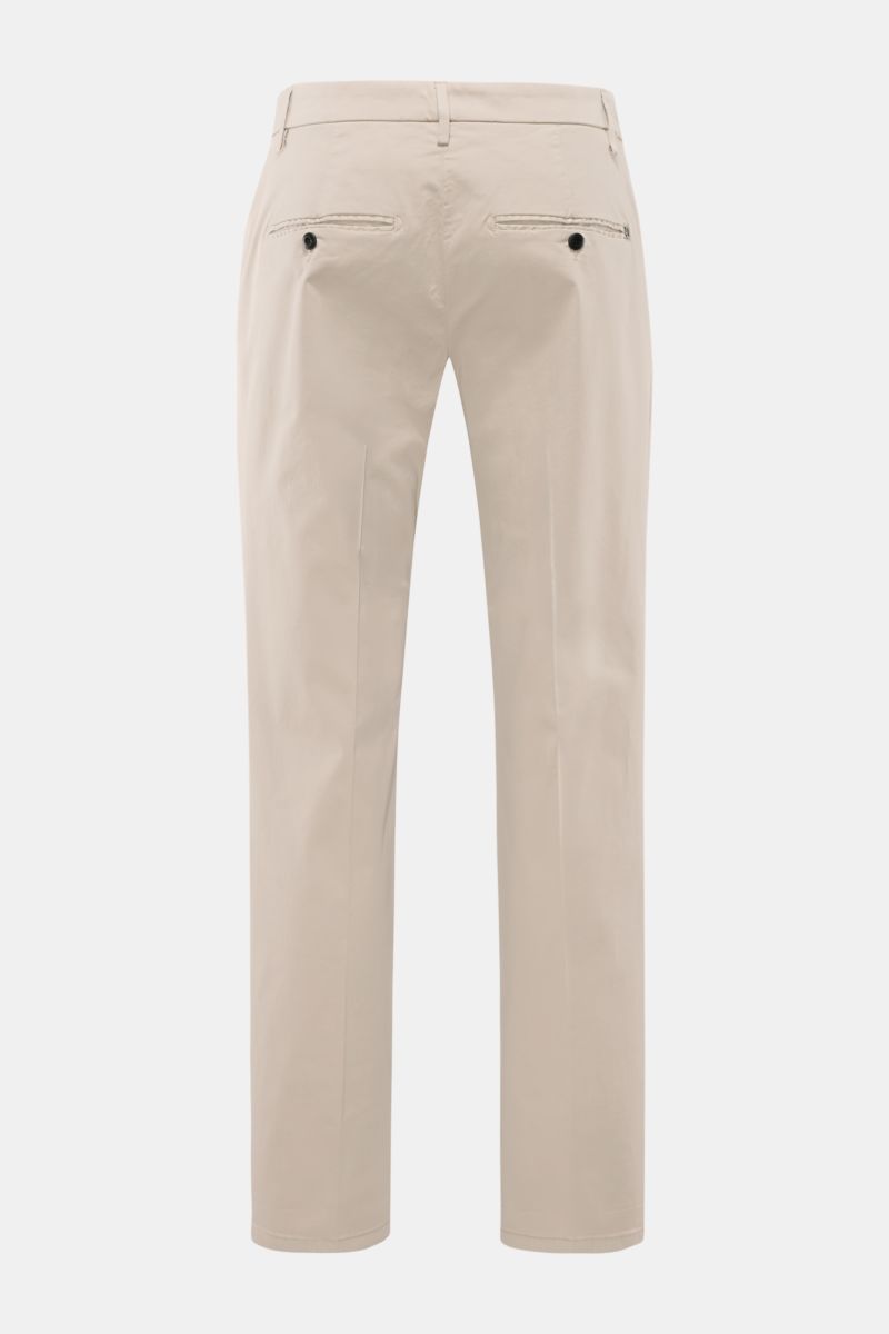 Dondup Baumwollhose 'Gaubert' beige, Slim Fit mit schmaler Wade, elastisch, hinten mit Knopf-Gesäßtaschen, Rückansicht frontal fotografiert.