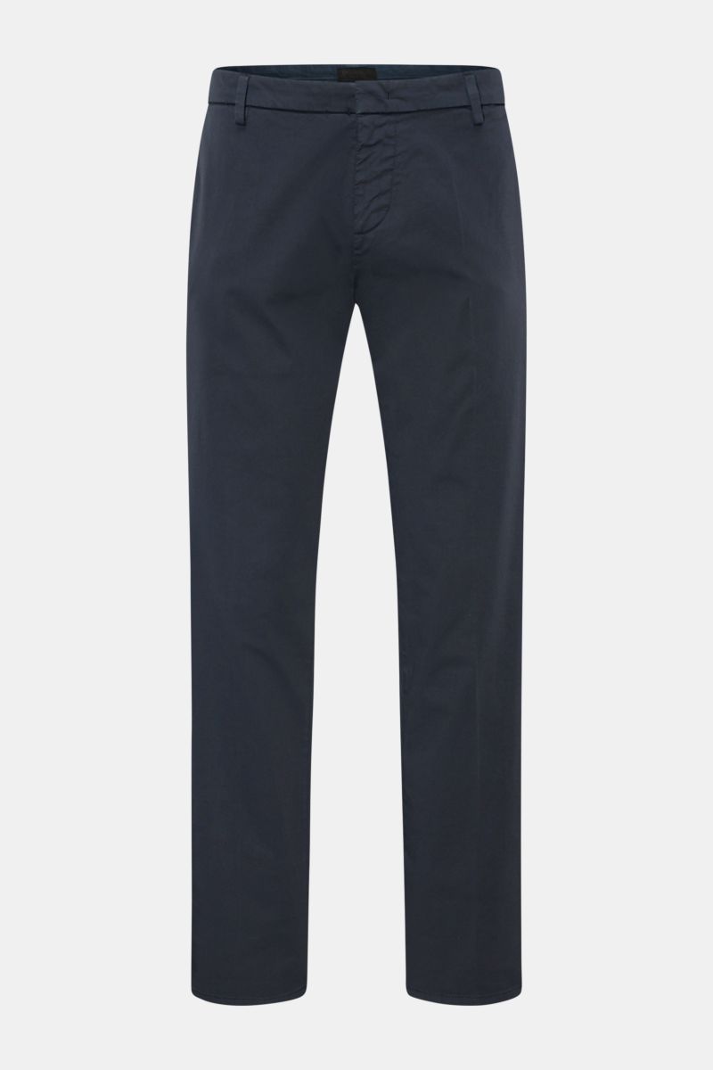 Dondup Baumwollhose 'Gaubert' navy, slim fit, schmal geschnitten, elastische Baumwolle, frontal fotografiert mit Reißverschluss, Taschen und Metall-Initial.