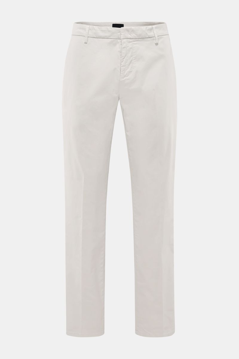 Dondup Baumwollhose 'Gaubert' hellgrau, slim fit, schmal geschnittene Wade, leicht elastisch, frontal fotografiert mit Reißverschluss, Taschen und Metall-Initial.