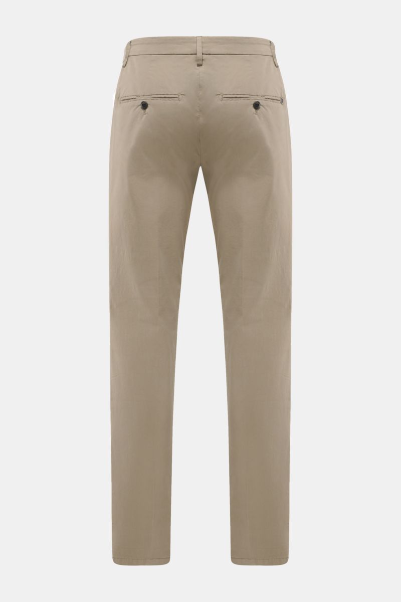 Dondup Baumwollhose 'Gaubert' taupe, Rückansicht, slim fit, schmal geschnitten, leicht elastisch, französische Taschen, Knopf-Gesäßtaschen.