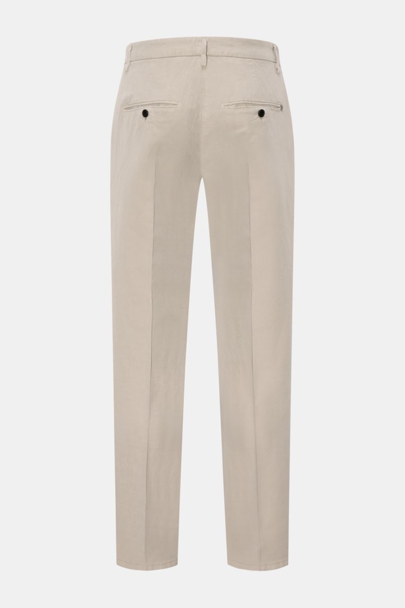 Dondup Chino 'Gaubert' beige, slim Fit, schmal geschnittene Wade, aus Lyocell, Baumwolle, Leinen, hinten mit Knopf-Gesäßtaschen, garment dyed, Rückansicht.