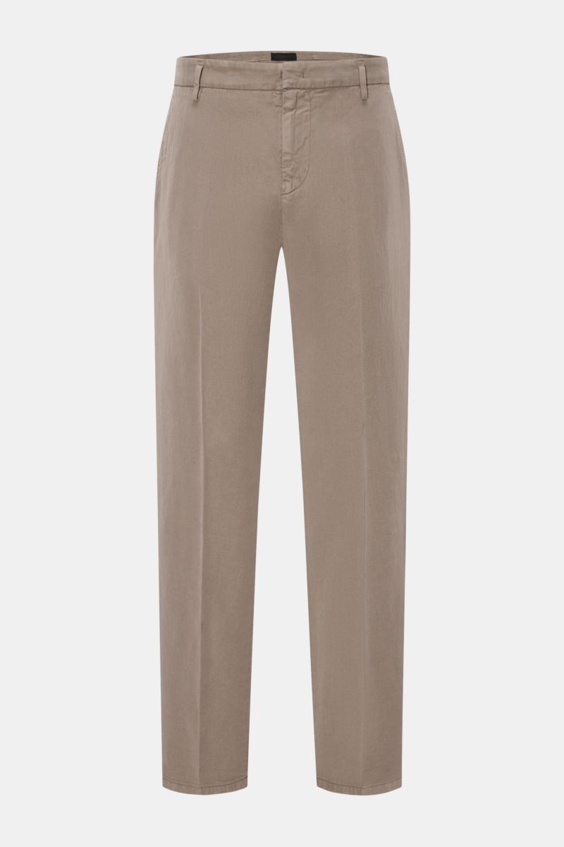 Dondup Chino 'Gaubert' taupe, frontale Ansicht, slim Fit, schmal geschnitten, Mix aus Lyocell, Baumwolle, Leinen, garment dyed, französische Taschen, Metall-Initial.