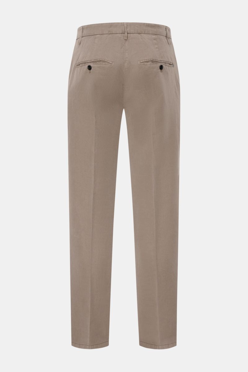 Dondup Chino 'Gaubert' taupe, Rückansicht, slim fit Hose aus Lyocell, Baumwolle, Leinen, garment dyed, Reißverschluss, Slide Button, Taschen, Metall-Initial.
