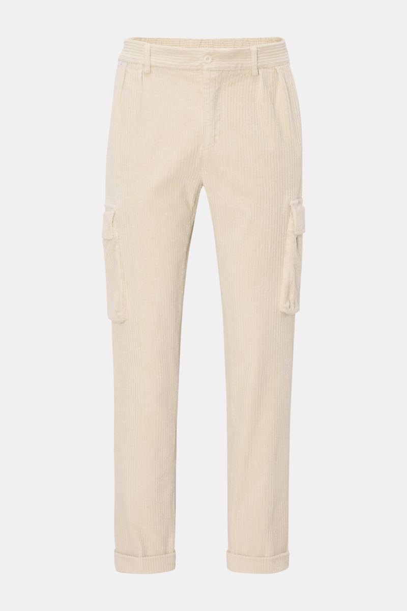 Beige 04651/ A trip in a bag Cord-Cargohose aus elastischem Cord, frontale Ansicht mit Cargo- und französischen Taschen, schmal zulaufend.