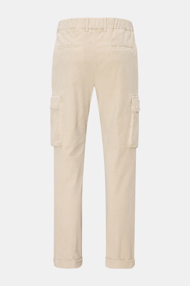 Beige 04651/ A trip in a bag Cord-Cargohose, rückwärtige Ansicht, elastischer Bund, Cargo- und paspelierte Gesäßtaschen, schmal zulaufend.