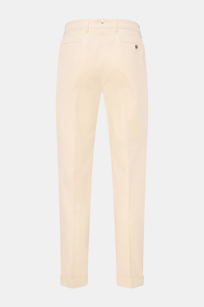 Berwich Chino 'Barber' creme shown from the back, classic cotton twill with light stretch, double pleats, buttoned suspenders, regular fit.