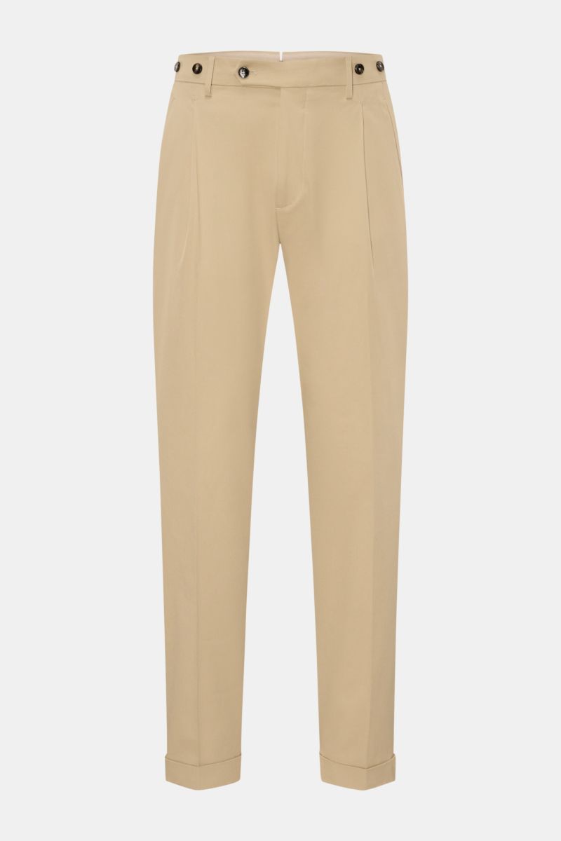 Berwich Chino 'Barber' beige, frontale Nahaufnahme, Baumwoll-Twill mit Stretch, doppelte Bundfalten, Knöpfe für Hosenträger, fixierter Saumaufschlag.