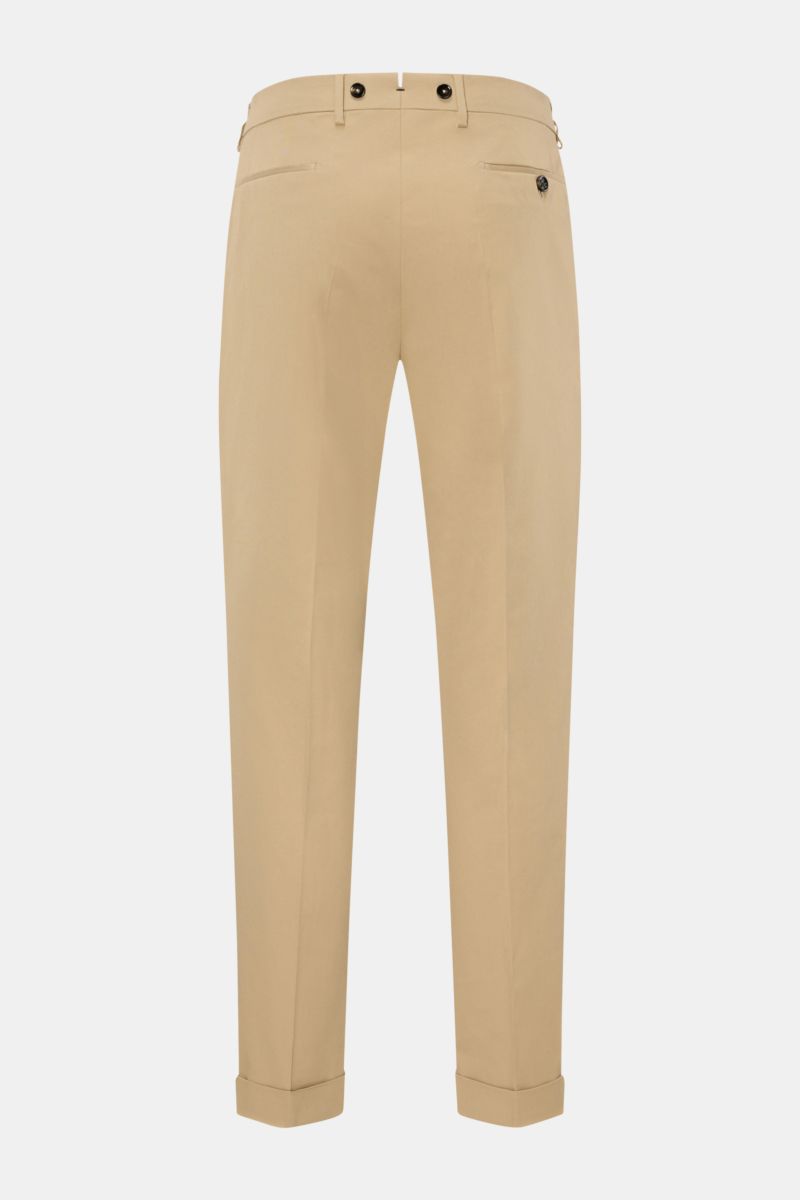 Berwich Chino 'Barber' beige shown from the back, made of cotton twill with light stretch, featuring double pleats, buttons for suspenders, side seam and welt back pockets, regular fit, slightly tapered legs, zipper and waistband buttons, extended button 