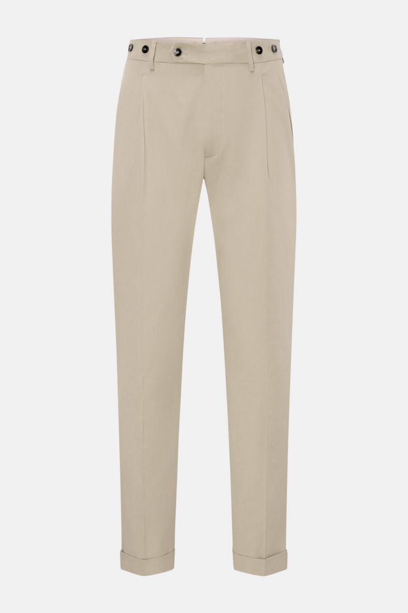 Front view of Berwich Chino 'Barber' taupe made from classic cotton twill with light stretch, featuring double pleats, buttons for suspenders, zipper, side and back welt pockets, regular fit, slightly tapered legs, and fixed cuff hems. Die Chino 'Barbe