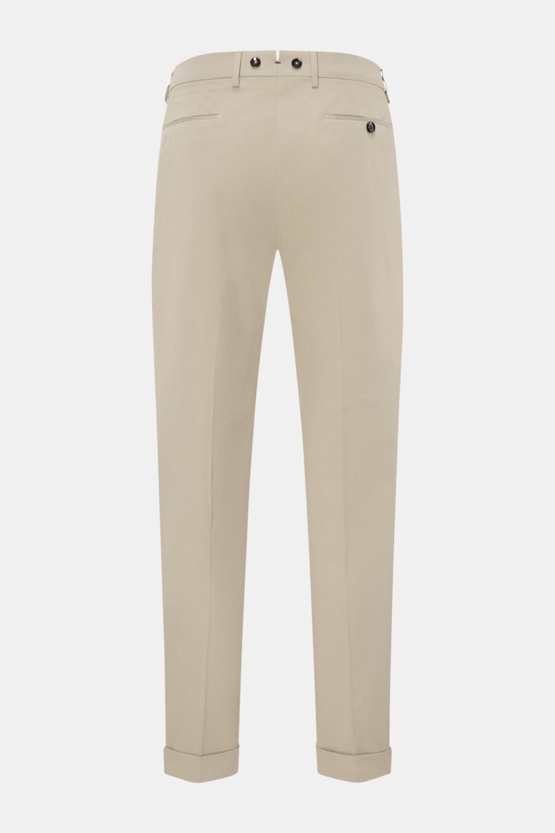 Berwich Chino 'Barber' taupe shown from the back, classic cotton-twill fabric with light stretch, double pleats, buttoned suspenders, side and back welt pockets, regular fit with tapered legs, cuffed hems, and extended button closure for comfort and versa
