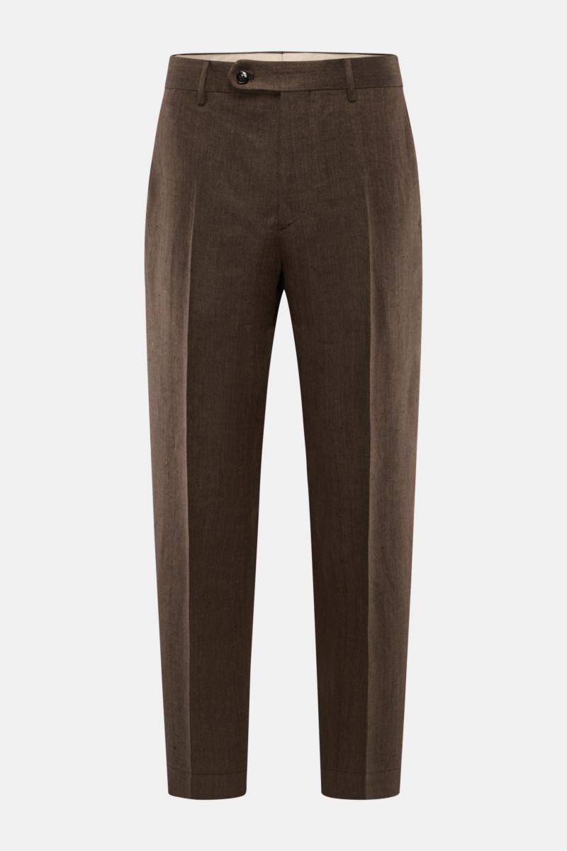 Front view of Berwich Leinenhose 'Chiaia' dunkelbraun, slim tapered fit pure linen trousers with herringbone texture, ankle length.

Description: Sommerliche Leichtigkeit verspricht die Hose 'Chiaia' von BERWICH aus reinem Leinen – die materialtypische