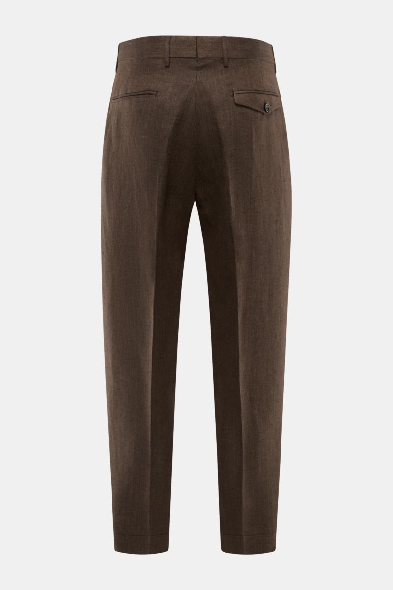 Berwich Leinenhose 'Chiaia' dunkelbraun shown from the back, made of pure linen with a herringbone texture, tapered fit, ankle length, featuring French and welt pockets, zip and button closure. Sommerliche Leichtigkeit verspricht die Hose 'Chiaia' von BER