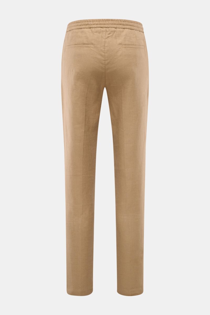 Aurélien Leinen-Jogpants hellbraun shown from the back, made of pure linen with elastic waistband, narrow fit, zipper, button, French pockets, and welt back pockets. Luxurious casual style for warm days with a lightweight, slightly textured fabric and sim