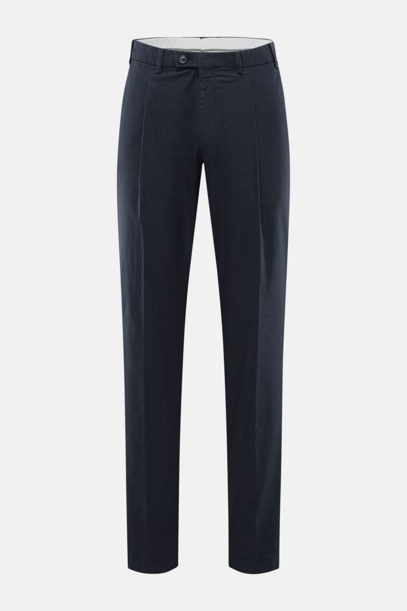 Vorderansicht der Hiltl Chino 'Primo' navy aus weichem, elastischem Baumwoll-Twill mit Bundknopf, Reißverschluss, Bundfalte und französischen Taschen.