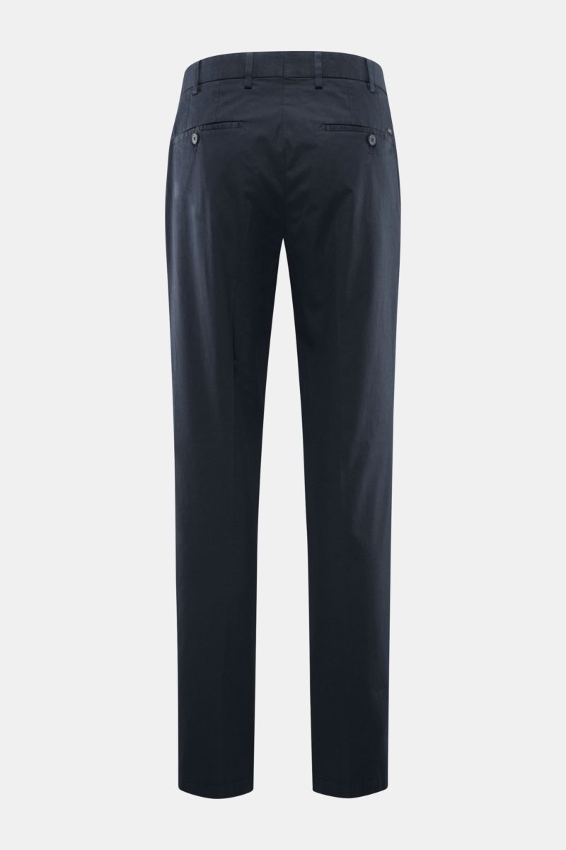 Rückansicht der Hiltl Chino 'Primo' navy aus elastischem Baumwoll-Twill, Regular Fit, mit französischen Taschen und Knopf-Gesäßtaschen.