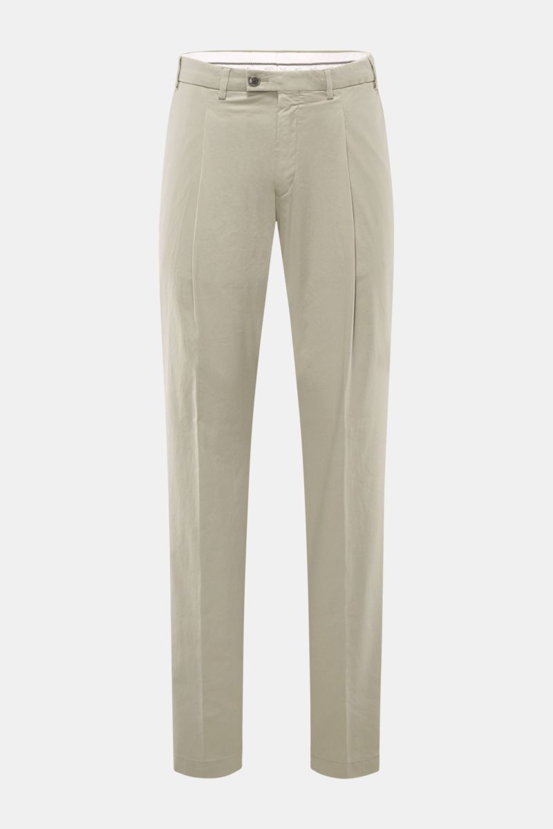 Frontale Ansicht der Hiltl Chino 'Primo' salbei, aus weichem, elastischem Baumwoll-Twill, Regular Fit mit Bundknopf, Reißverschluss, Bundfalte und französischen Taschen.