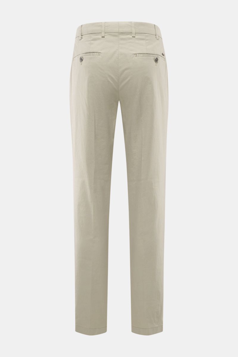 Hiltl Chino 'Primo' salbei, Rückansicht, Regular Fit Twill-Baumwollhose mit elastischer Qualität, Bundknopf, französischen Taschen, Knopf-Gesäßtaschen.