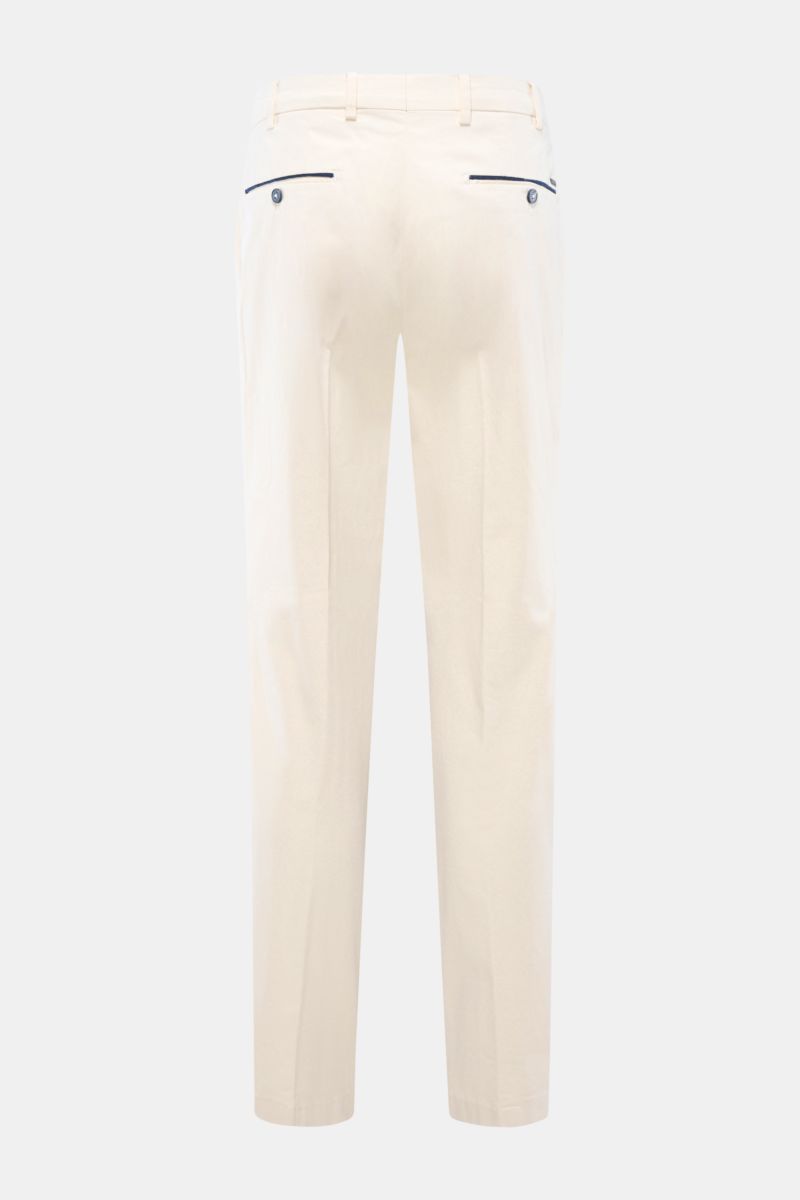 Hiltl Baumwollhose 'Peaker' creme, Rückansicht, Regular Fit, leicht schmal zulaufend, Popeline mit Stretch, französische und paspelierte Taschen mit Knopf.
