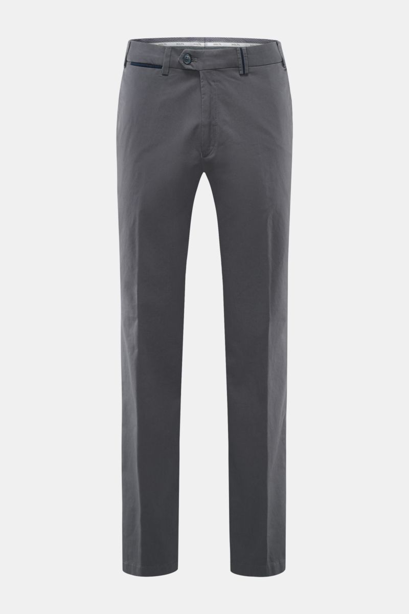 Hiltl Baumwollhose 'Peaker' dunkelgrau im Regular Fit, frontale Nahaufnahme, leichte Baumwollpopeline mit Stretch, Zip Fly, Bundknopf, Taschen.