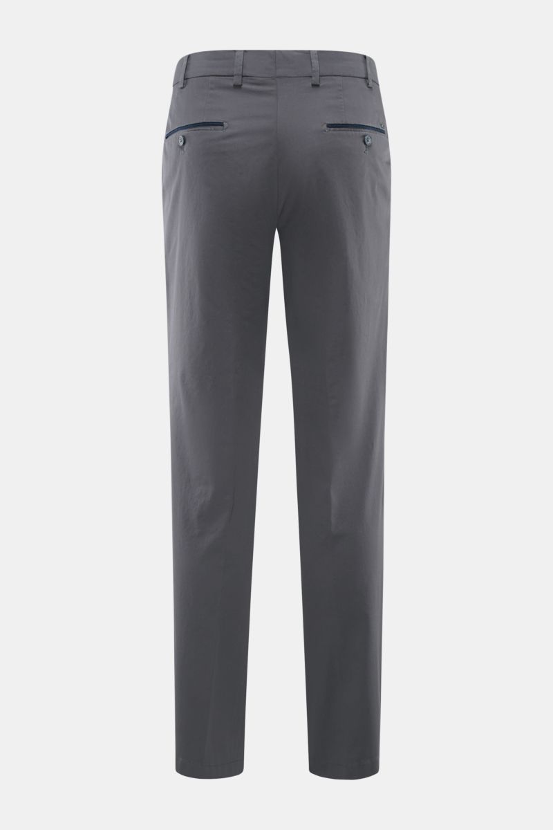 Hiltl Baumwollhose 'Peaker' dunkelgrau, Rückansicht, Regular Fit, leicht elastisch, mit Bundknopf, Zip Fly, französischen und paspelierten Gesäßtaschen.