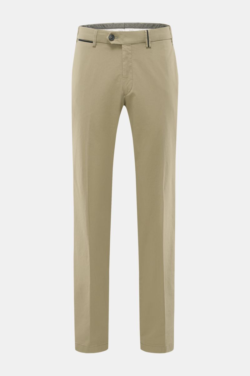 Front view of Hiltl Baumwollhose 'Peaker' oliv, lightweight cotton poplin pants in regular fit with slight taper, zipper, slide button, small watch pocket, French pockets, and welt back pockets with button, designed for comfortable stretch and smooth feel