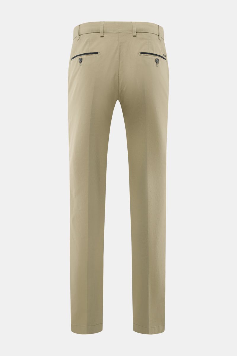 Back view of Hiltl Baumwollhose 'Peaker' oliv, lightweight cotton poplin pants in regular fit with slight taper, buttoned welt back pockets, and belt loops. Die leichte Hose für jeden Tag: HILTL kreiert mit dem Modell 'Peaker' im Regular Fit eine leichte 