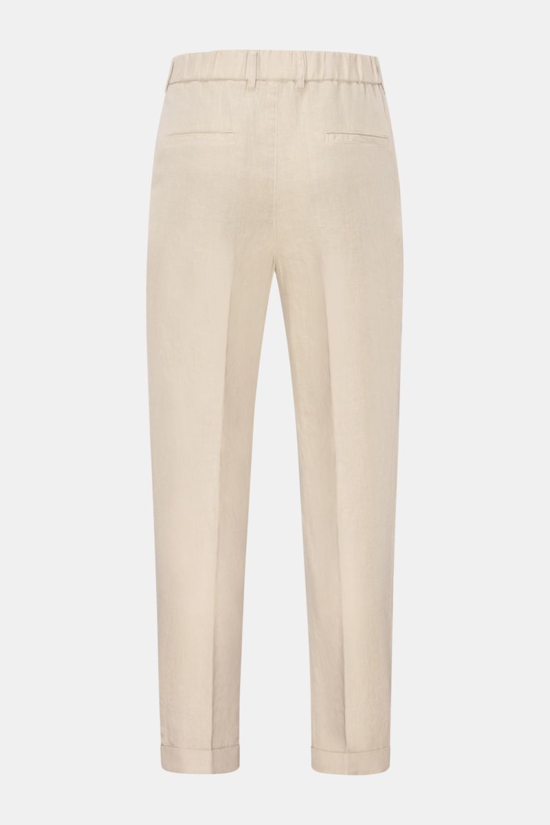 Rear view of 04651/ A trip in a bag Linen jogger pants 'Linen Pants' beige, perfect for warm days with a regular, tapered short cut.

Perfect for warm days: These linen jogger pants by 04651/ A TRIP IN A BAG are the ideal summer essential – for travel 
