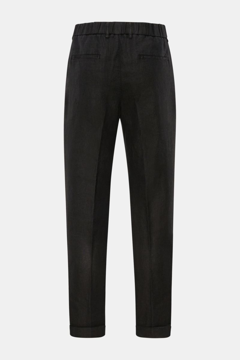Rear view of 04651/ A trip in a bag Linen jogger pants 'Linen Pants' black, made of pure linen with tapered, short, regular fit.

Perfect for warm days: These linen jogger pants by 04651/ A TRIP IN A BAG are the ideal summer essential – for travel or f