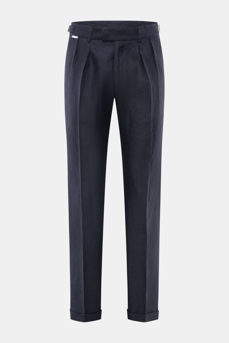 Frontale Nahaufnahme der 04651/ A trip in a bag Leinenhose navy, kurze Tapered Fit Leinen-Jogpants mit Bundhaken, Reißverschluss, Side Adjuster und fixiertem Saumaufschlag.