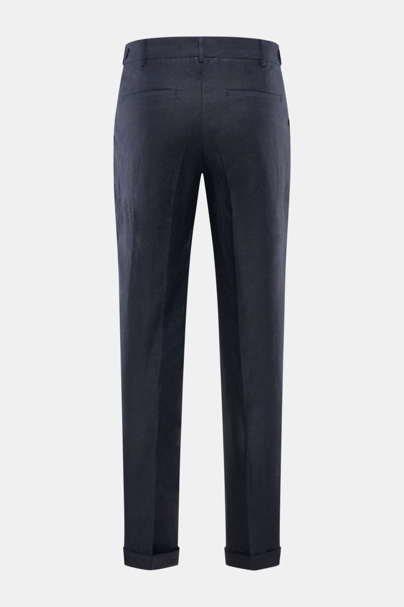 Rückansicht der 04651/ A trip in a bag Leinenhose navy aus reinem Leinen, tapered Fit, schmal zulaufend, fixiertem Saumaufschlag, französischen Taschen.