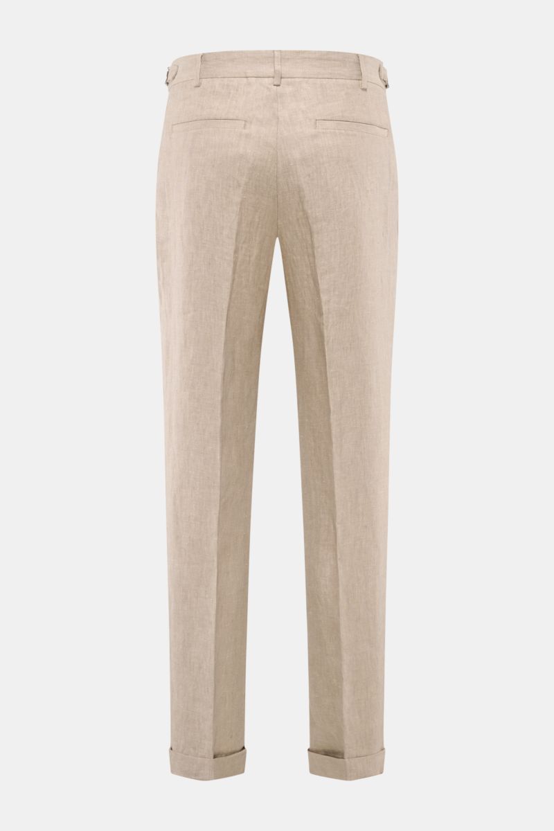 Rückansicht der 04651/ A trip in a bag Leinenhose taupe meliert aus reinem Leinen, tapered Fit, kurzer Schnitt, Bund mit Side Adjuster und fixiertem Saumaufschlag.